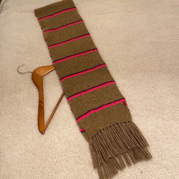 Levi’s Scarf - Picture 6 of 9